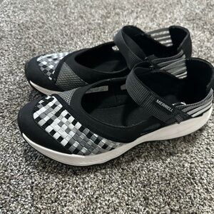 Merrell Women’s Adjustable Strap Patterned Slip-On Hiking Trail Shoes Size 9.5